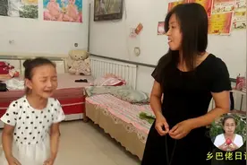 女儿把妈妈的项链弄坏了，母女俩吵起来了，让你见笑了！视频封面