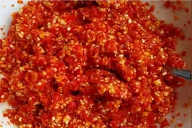 湖北农村传统辣椒酱的做法，花钱都买不到，配料简单，一年都不坏