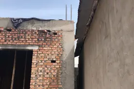 大雨过后，邻居家屋檐上的雨水，果然全流侯哥家墙上了，必须处理视频封面