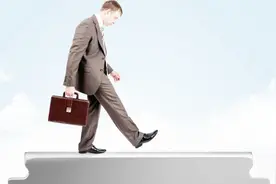 U盘之父：行于刀尖，创业常持“如履薄冰”的敬畏之心／环球大佬视频封面