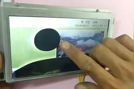 屏内两块大黑斑，液晶屏估计报废，哎1000多块没了，大卸八块看看