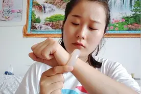 网购的玛瑙手镯到了，拆开一看有裂纹，心里一惊，不会是假的吧？视频封面