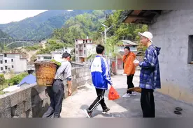 城里长大的孩子不知道玉米是怎么种的，老白今天带他们见识见识