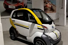 一个三座的车型，迷你型老年代步车。视频封面