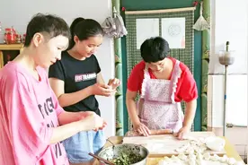 大姑姐来家了，做个饺子吃，边做边聊天，姐姐说这个馅的好吃