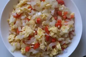 一个洋葱，半块胡萝卜，加两个鸡蛋；简单食材也能做出美味来！
