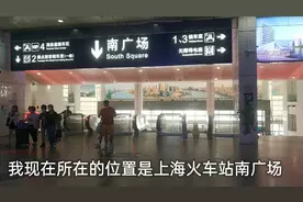 实拍上海火车站进站口候车大厅，看看现在坐火车出行的人多不多？