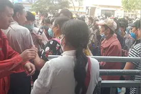 张庄劳务市场。就在院里。人多活多。人山人海。就像赶集一样。视频封面