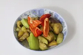 叮叮今天做茄子炒丝瓜，好吃下饭，男朋友竟然嫌弃没肉！