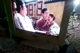 老式电脑显示器，加个小配件就可以当电视看