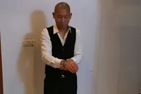 朋友结婚小兵穿西装革领当司机，媳妇说：你是当司机还是当新郎