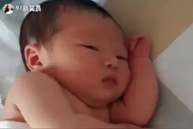 宝宝：看看你家都穷成啥样了，还敢摸我的脚，哼！