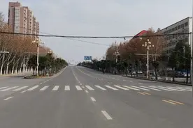疫情下，距离武汉500公里的河南南阳县城，街道上冷冷清清。