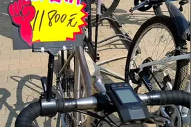 骑友在围观一辆一万多的钛合金车架，二手公路车视频封面