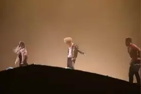 王俊凯看张艺兴演唱会