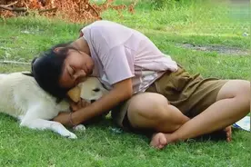 柬埔寨小姐姐好霸气，直接把狗狗揽入怀中，狗狗还没反应过来！视频封面