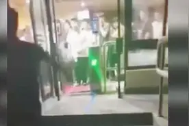 地震了还要排队刷脸出宿舍？重庆大学学生：宿管忘开应急门视频封面