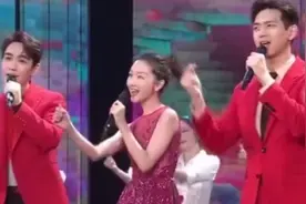 听老师讲解，点头示意的居老师，台下超级认真，爱了~❤️