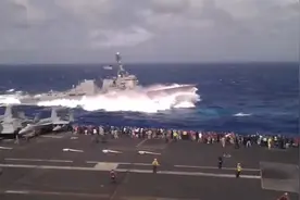 航母战斗群中 驱逐舰如何一头扎进巨浪里前进