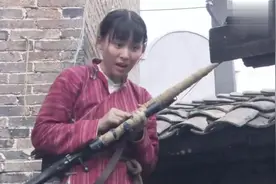 美女不会用狙击枪98k，把8倍镜给拆下来了，还是一枪命中鬼子