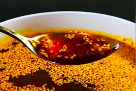 这才是辣椒油的正确做法，辣椒不糊不沉底，香辣味十足，随拌随吃