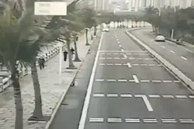 某男子故意将车开入江中（有后续）!视频封面