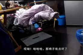 女儿失眠，突发奇想睡椅子，谁知道坐上去后差点翻掉，把我笑惨了