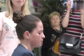 当商场突然响起“喀秋莎”，俄罗斯孩子们的举动让人感动！视频封面