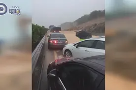 突发！沈海高速阳江路段发生山泥倾泻视频封面