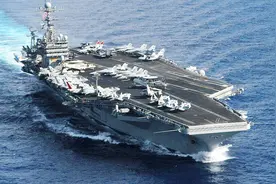 航母上宽下窄，“头重脚轻”却从未翻船？原来底部设计别有洞天！