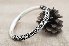 手镯万万不能乱戴，左手和右手含义各不同，不是迷信，你知道吗？