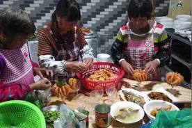 南通海门乡村婚宴，酒杯挂大虾是道特色菜，800块一桌，经济实惠