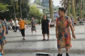柳州鱼峰公园，阿姨们天天来这里唱歌跳舞，舞跳得不错！