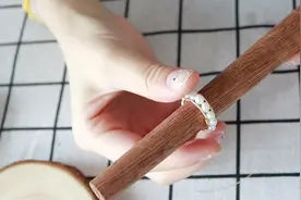 擀面杖还能这么用？一枚珍珠戒指的制作过程，好简单！视频封面