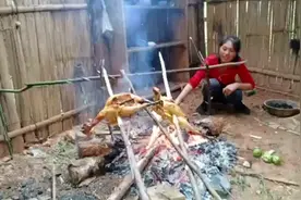 几个年轻男女，竟然在山上的草棚里干这种事情！