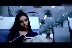 人贩子在火车上绑架小姑娘，却没想到遇到一车厢全是军人