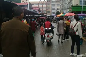 广西上林县乔贤镇圩日，人头涌动如过年(二)视频封面