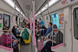 体验下湖北武汉的地铁，疲惫的人还可以睡个觉，真是太温馨了！视频封面