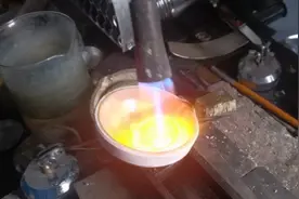 95后女生银饰手艺小匠人 展示挑战手工融化银料全过程