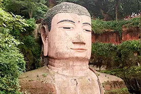 乐山大佛整修完成，网友：“邋遢大叔”变帅了，却少了许多沧桑感视频封面