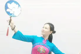 云裳广场舞《明月天涯》沚水老师原创古风折扇舞黄梅西河舞缘演绎