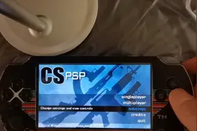 PSP游戏机玩反恐精英CS1.6改好背景音乐就是一个字爽，虽然是2D视频封面