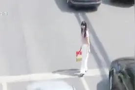 西安含光路人行天桥成摆设，市民不仅闯红灯，还与机动车抢行视频封面