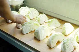 媳妇一次买5斤卷心菜，在家这样秘制，简单超下饭，放一年不会坏视频封面