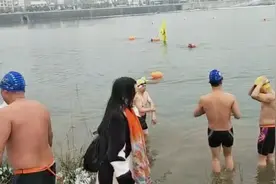 雪天男人下河游泳，一群女人围着拍照，能否找到九九的影子视频封面