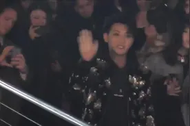 黄子韬在巴黎出席活动 不愧是一线男星