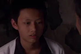 小伙半夜偷偷回家，结果对奶奶说了什么，奶奶竟打他耳光！视频封面