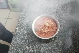 今天自制的肉丝辣椒酱，开胃下饭，喷香，希望大家多支持阿龙