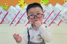 蛋糕掉在地上 张辰玥尔竟立马捡起来就吃 转身竟向玩具走去视频封面