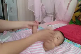 新手报到：3个月宝宝放了个又臭又响的屁，宝妈好嫌弃呦！视频封面